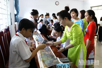 Học sinh, giáo viên Trường trung học cơ sở Phước Tân 3 hào hứng trải nghiệm tranh panorama Chiến dịch Điện Biên Phủ của Báo Nhân Dân.