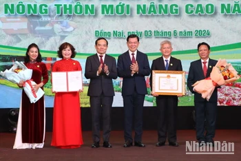 Phó Thủ tướng Trần Lưu Quang và Bí thư Tỉnh ủy Đồng Nai Nguyễn Hồng Lĩnh trao danh hiệu huyện nông thôn mới nâng cao, tặng hoa chúc mừng lãnh đạo huyện Xuân Lộc.