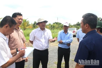 Bí thư Thành ủy Biên Hòa Hồ Văn Nam (thứ ba từ trái qua) đề nghị các đơn vị liên quan sớm tháo gỡ vướng mắc về mặt bằng đối với 2 dự án trọng điểm trên địa bàn.