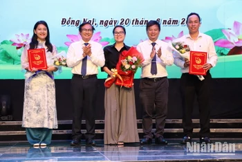 Phó Chủ tịch Hội Nhà báo Việt Nam Trần Trọng Dũng và Phó Chủ tịch Ủy ban nhân dân tỉnh Đồng Nai Nguyễn Sơn Hùng trao 3 giải Nhì cho đại diện các nhóm tác giả.