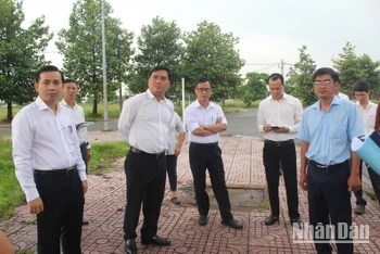 Lãnh đạo thành phố Biên Hòa kiểm tra khu tái định cư ở huyện Trảng Bom, nơi bố trí cho người dân giải tỏa dự án xây dựng đường cao tốc Biên Hòa-Vũng Tàu.