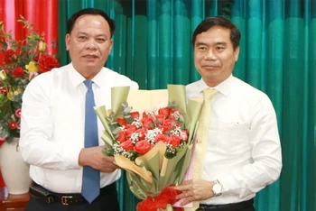 Quyền Chủ tịch Ủy ban nhân dân tỉnh Đồng Nai Võ Tấn Đức (bên trái) trao quyết định cho ông Nguyễn Thế Phong. (Ảnh: Báo Đồng Nai)