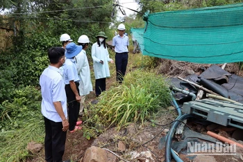 Lực lượng Sở Tài nguyên và Môi trường Đồng Nai kiểm tra khu vực thu gom nước rỉ rác của Khu xử lý chất thải Quang Trung.