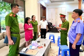 Lực lượng chức năng thi hành lệnh khởi tố đối với Đỗ Thị Thu Trang.