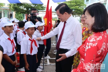 Bí thư Tỉnh ủy Đồng Nai Nguyễn Hồng Lĩnh động viên học sinh Trường trung học cơ sở Hiệp Hòa tại Lễ khai giảng. 