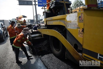 Đơn vị thi công trải nhựa nóng sau khi bóc tách lớp nhựa hư hỏng.