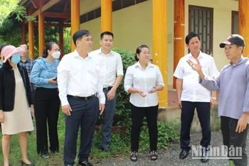 Đồng chí Hồ Văn Nam, Ủy viên Ban Thường vụ Tỉnh ủy Đồng Nai, Bí thư Thành ủy Biên Hòa (thứ 5 từ phải qua) kiểm tra công tác giải phóng mặt bằng dự án đường cao tốc Biên Hòa - Vũng Tàu.