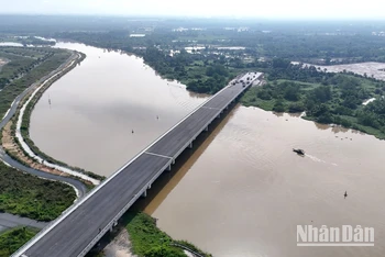 Cầu Vàm Cái Sứt có tổng vốn đầu tư gần 400 tỷ đồng trước nguy cơ hoàn thành không thể đưa vào sử dụng.