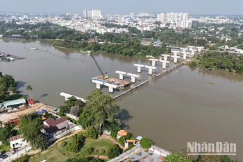 Cầu Thống Nhất bắc qua sông Cái (một nhánh của sông Đồng Nai) là hạng mục quan trọng nhất của Dự án đường trục trung tâm thành phố Biên Hòa.