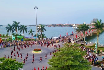 Lễ hội diễu hành đường phố Đồng Hới thu hút sự cổ vũ của hàng vạn người dân và du khách.
