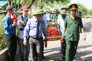 Đại diện lãnh đạo tỉnh Quảng Bình tiễn đưa hài cốt liệt về nơi an nghỉ tại Nghĩa trang Ba Dốc.