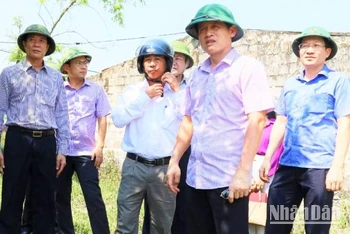 Đồng chí Lê Văn Bảo (đứng trước) kiểm tra công tác dân vận trong giải phóng mặt bằng ở thành phố Đồng Hới