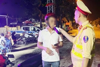 Cảnh sát giao thông Công an Quảng Bình kiểm tra nồng độ cồn người điều khiển xe máy tại huyện Tuyên Hóa.