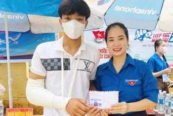 Huyện đoàn Minh Hóa hỗ trợ, động viên thí sinh bị tai nạn tại điểm thi Trường trung học cơ sở và trung học phổ thông Trung Hóa.
