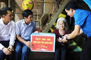Đại diện lãnh đạo tỉnh Quảng Bình, huyện Tuyên Hóa và Tỉnh Đoàn thăm, tặng quà cho bà Nguyễn Thị Mai, vợ liệt sĩ ở xã Văn Hóa.