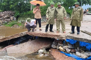 Đoàn công tác của tỉnh Quảng Bình và huyện Minh Hóa kiểm tra vị trí sạt lở trên ngầm tràn Ka Ai, xã Dân Hóa.
