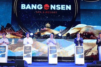 Các đại biểu nhấn nút khai trương Bang Onsen Spa & Resort.