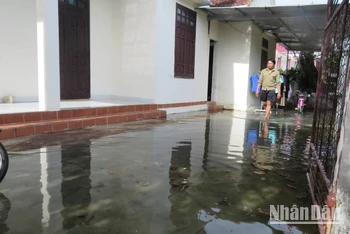 Sân nhà người dân ở Linh Cận Sơn, xã Quảng Sơn, thị xã Ba Đồn bị ngập trong mùa hè do nước công trình thủy lợi tràn vào.