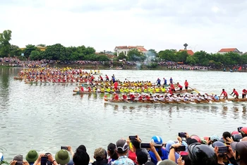 Tham gia lễ hội năm nay có 24 đội thuyền bơi nam chia làm 2 bảng tranh tài trên chặng đường gần 20km và 10 thuyền đua nữ tranh tài trên đường đua 18km dọc theo dòng Kiến Giang. 
