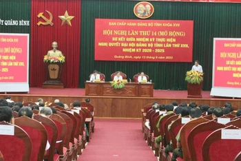 Quang cảnh hội nghị Tỉnh ủy Quảng Bình giữa nhiệm kỳ.