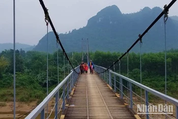 Cầu treo Kim Tiến, xã Kim Hóa, huyện Tuyên Hóa vừa được sửa chữa lại để bảo đảm an toàn cho người dân đi lại.