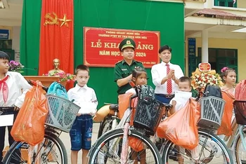 Tặng xe đạp cho học sinh đồng bào dân tộc thiểu số ở huyện Minh Hóa (Quảng Bình) vào đầu năm học 2023-2024.