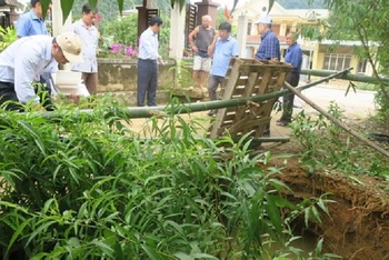 Đoàn công tác của Sở Khoa học và Công nghệ Quảng Bình khảo sát tình trạng hố sụt, lún đất ở thị trấn Quy Đạt.