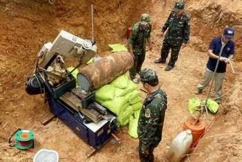 Quả bom lớn sót lại sau chiến tranh còn nguyên ngòi nổ được phát hiện tại xã Quảng Hợp, huyện Quảng Trạch, tỉnh Quảng Bình.