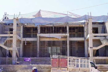 Công trình Trung tâm văn hóa huyện Tuyên Hóa trong giai đoạn khắc phục sự cố để thi công trở lại