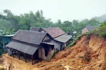 Khu vực đồi sau nhà anh Dương Văn Lý ở thôn Đồng Phú, xã Đồng Hóa, huyện Tuyên Hóa bị sạt lở, 8 người trong gia đình đã di dời an toàn.