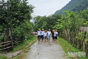 Đoàn khách du lịch đến từ Vĩnh Long khám phá bản làng người Bru-Vân Kiều ở Ngân Thủy, Quảng Bình.