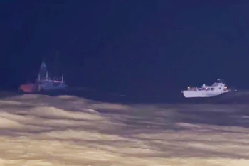 Bộ đội Biên phòng Quảng Bình xuyên đêm cứu nạn thành công 10 ngư dân tỉnh Quảng Ngãi bị chìm tàu trên biển.