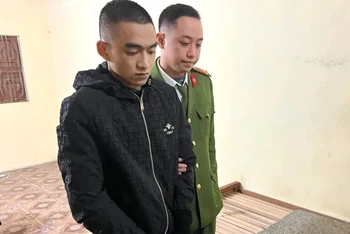 Đối tượng Nguyễn Minh Tú bị công an bắt giữ (Ảnh: Công an Quảng Bình)