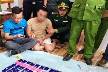 Lực lượng chức năng của tỉnh Quảng Bình bắt một đối tượng và tang vật gần 30 nghìn viên ma túy tổng hợp. (Ảnh Bộ đội Biên phòng cung cấp)