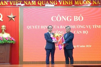 Bí thư Tỉnh ủy Quảng Bình Vũ Đại Thắng tặng hoa chúc mừng tân Trưởng Ban Dân vận Tỉnh ủy Phan Mạnh Hùng (bên trái).