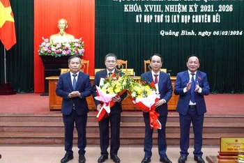 Tân Phó Chủ tịch Ủy ban nhân dân tỉnh Quảng Bình Phan Phong Phú (thứ 2 bên trái) nhận hoa chúc mừng của lãnh đạo chủ chốt tỉnh.