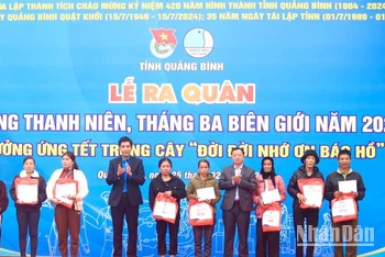 Tại lễ ra quân Tháng Thanh niên năm 2024, các đại biểu tặng quà cho các gia đình chính sách ở huyện Tuyên Hóa 