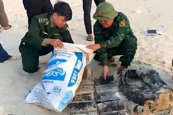 Bộ đội Biên phòng Quảng Bình thu gom ma túy trôi dạt trên bãi biển xã Ngư Thủy Bắc, huyện Lệ Thủy.