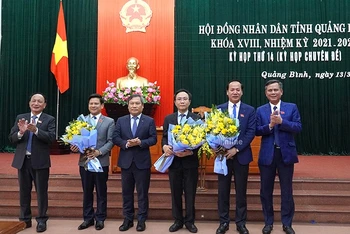 Các đồng chí lãnh đạo tỉnh Quảng Bình tặng hoa cho 3 cán bộ được bầu giữ các chức vụ trong Hội đồng nhân dân và Ủy ban nhân dân tỉnh.