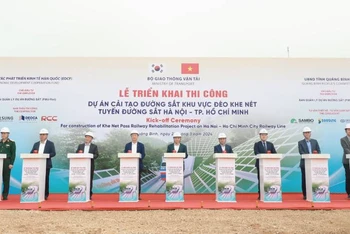 Các đại biểu thực hiện nghi thức Lễ triển khai thi công dự án cải tạo đường sắt khu vực Khe Nét, tỉnh Quảng Bình.
