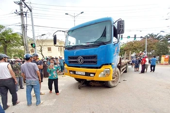 Hiện trường vụ tai nạn trưa nay tại thị trấn Quy Đạt, tỉnh Quảng Bình. (Ảnh: XP)