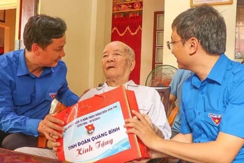Đại diện lãnh đạo Tỉnh Đoàn Quảng Bình thăm hỏi sức khỏe, tặng quà chiến sĩ Điện Biên ở huyện Quảng Trạch.