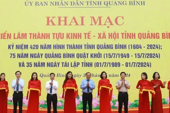 Lãnh đạo tỉnh Quảng Bình cắt băng khai mạc triển lãm.