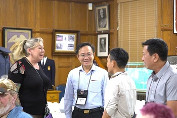 Phó Chủ tịch tỉnh Quảng Bình Hoàng Xuân Tân (áo xanh) trao đổi với bà Christine Ebrey, Chủ tịch Hiệp hội Hang động quốc gia Hoa Kỳ.