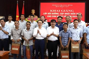 Lãnh đạo Ban Dân vận Tỉnh ủy Quảng Bình trao quà cho học viên là cán bộ thôn, bản, vùng đồng bào có đạo. 