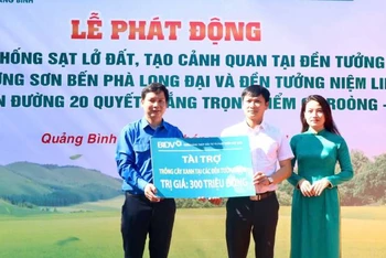 Đơn vị tài trợ trao 300 triệu đồng ủng hộ Quỹ phủ xanh đường Trường Sơn cho Tỉnh đoàn Quảng Bình.