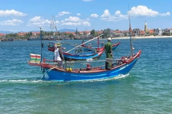 Người dân dùng thuyền đánh cá tìm kiếm cháu bé mất tích (Ảnh: CTV)