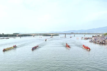 Các thuyền bơi nam bắt đầu xuất phát để đua tranh trên chặng đường 15km