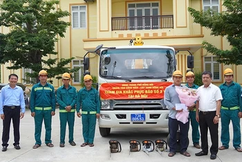 Lãnh đạo thành phố Đồng Hới, tỉnh Quảng Bình tiễn đoàn công tác của Trung tâm Công viên cây xanh thành phố Đồng Hới lên đường hỗ trợ khắc phục hậu quả thiên tai.