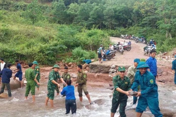 Quân và dân ở xã Trọng Hóa chung tay hàn vá ngầm tràn trên tuyến đường vào vùng Lòm.